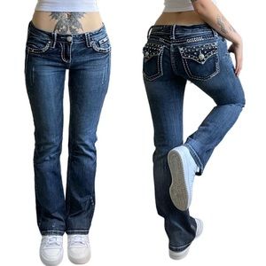 Y2k Low Rise Flare Jeans.

Waist: 32”
Rise: 8”
Inseam: 31.5”

#lowrise